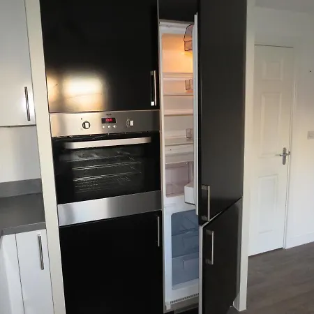 St Martins House In Near Solihull And The Nec, Jlr, Hs2, World, Bear Grylls Centre And Airport, With A Garage And Free Parking, Perfect For Contractors And Families! Apartman *