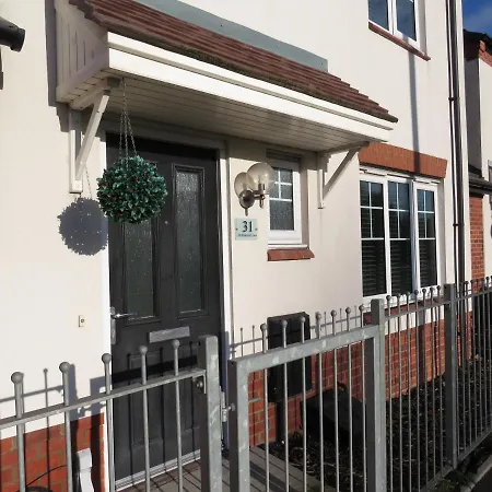 Apartman St Martins House In Near Solihull And The Nec, Jlr, Hs2, World, Bear Grylls Centre And Airport, With A Garage And Free Parking, Perfect For Contractors And Families! *