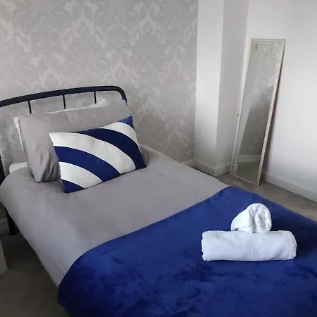 Apartman St Martins House In Near Solihull And The Nec, Jlr, Hs2, World, Bear Grylls Centre And Airport, With A Garage And Free Parking, Perfect For Contractors And Families!