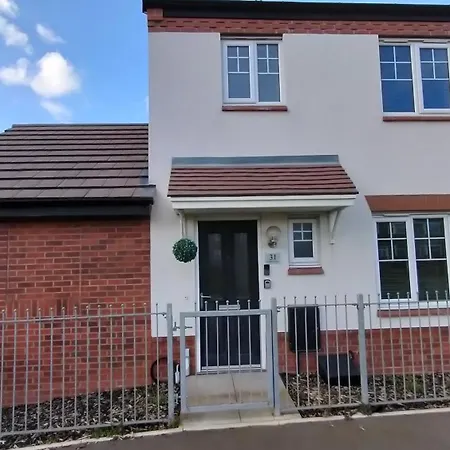 Apartman St Martins House In Near Solihull And The Nec, Jlr, Hs2, World, Bear Grylls Centre And Airport, With A Garage And Free Parking, Perfect For Contractors And Families! Birmingham